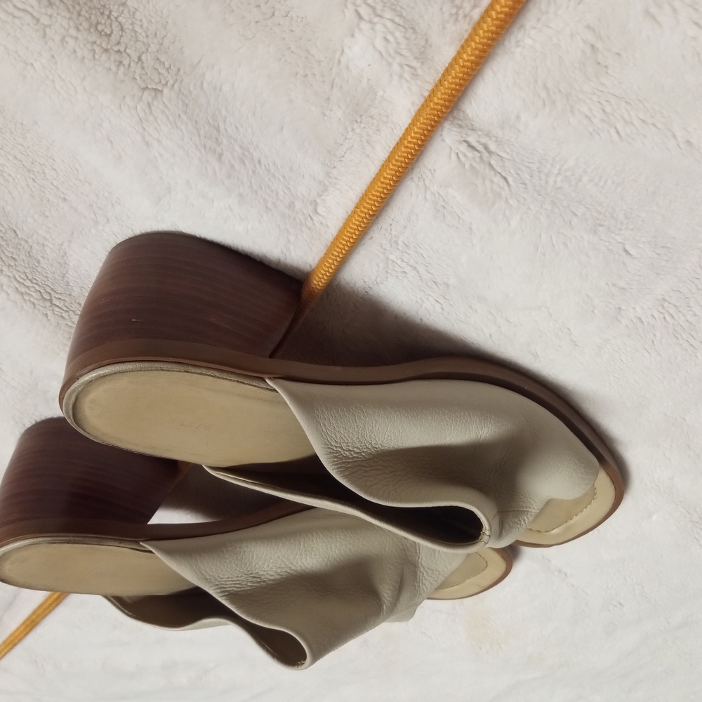 Cream Mules with Polished Finish and Elegant Silhouette